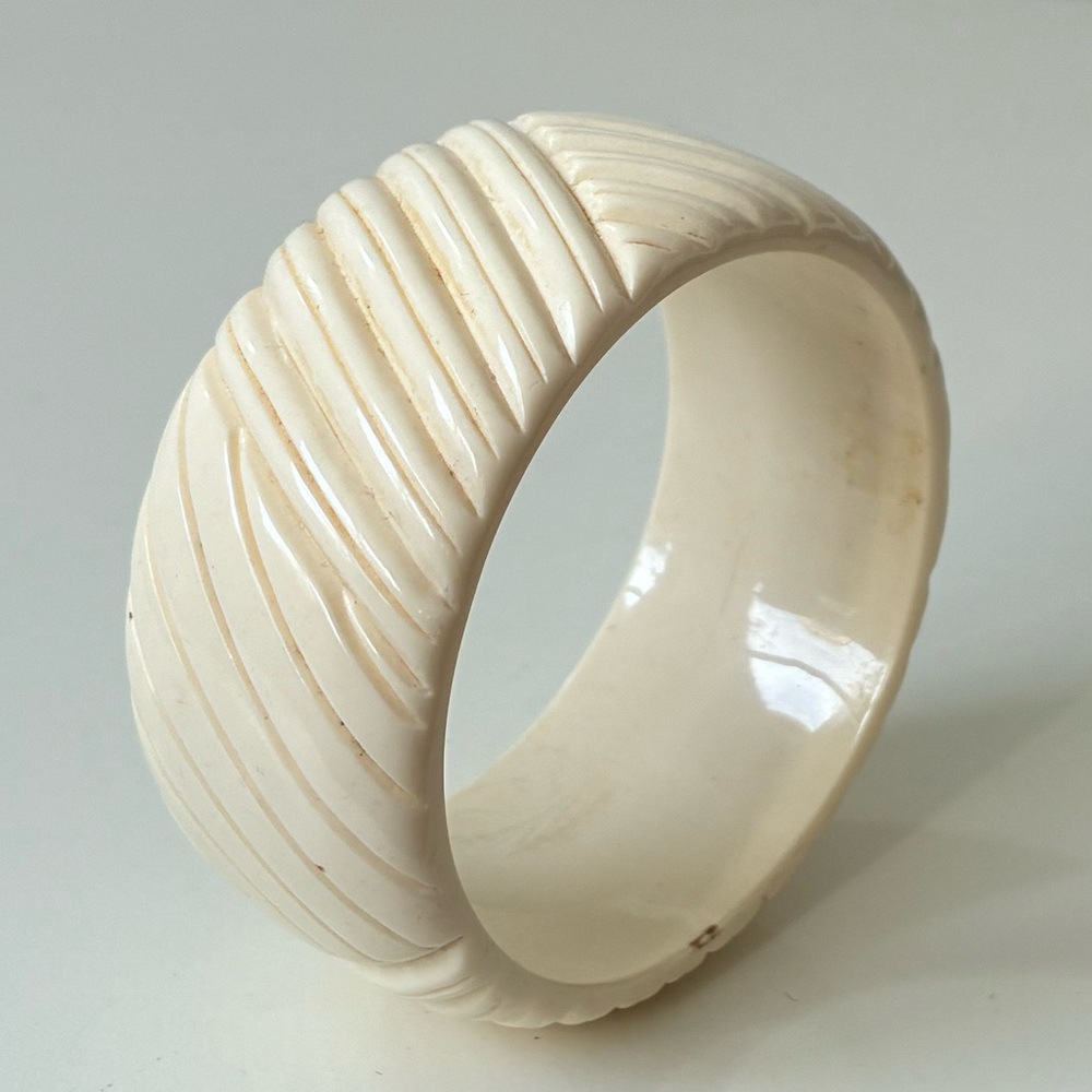 Vintage Cream Carved Geometric Bangle Bracelet - Picture 7 of 7